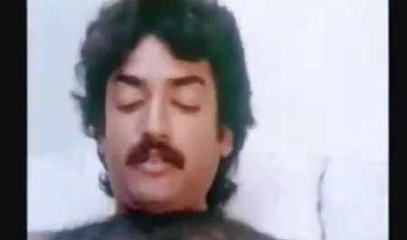 नाइट हिंदी भोजपुरी सेक्सी फिल्म क्लबों में से एक में गर्म तांडव