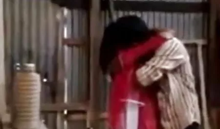 आदमी ने सेक्सी मद्रासी फिल्म कुत्ते की शैली में डमी को गड़बड़ कर दिया