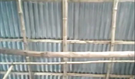 एक आदमी हिंदी सेक्सी पिक्चर फिल्म अपने गुलाम के साथ मस्ती करता है