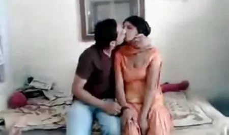 एशियाई सेक्सी फिल्म हिंदी लड़की एक सफेद बिस्तर पर सेक्स का आनंद लेती है