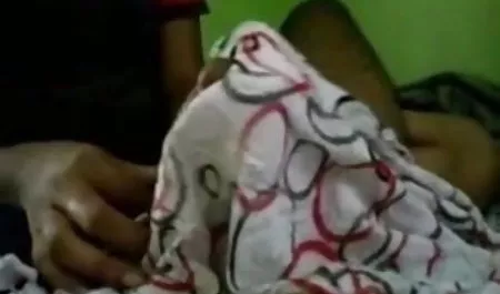 एक डिल्डो एक मद्रासी सेक्सी वीडियो फिल्म बार में दो सेक्स होल पर