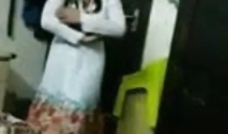 नीले रंग में भव्य श्यामला सेक्सी पिक्चर फिल्म हिंदी blowjob