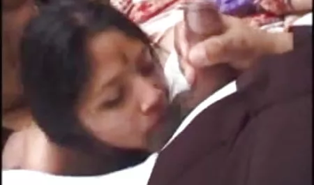 अपनी प्रेमिका को कैमरे पर सेक्स फिल्म का वीडियो ले जाता है