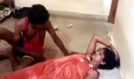 लड़की दो कलमों से मुकाबला करती है सेक्स की पिक्चर दिखाओ