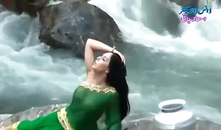 एक सफेद सोफे पर गड़बड़ हिंदी फिल्म हिंदी वीडियो सेक्सी महिला