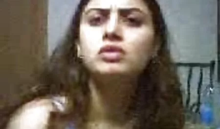 एक आदमी ने सेक्सी वीडियो हिंदी में मूवी सोफे पर एक आकर्षक सुंदरता खींची