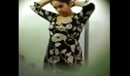 शिनो नाकामुरा ने सेक्सी मूवी दिखाइए हिंदी में पुरुष के सामने अपने पैर फैला दिए