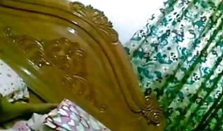 गर्म सेक्सी फिल्म दिखाइए हिंदी फूहड़ कार में गड़बड़ हो जाता है