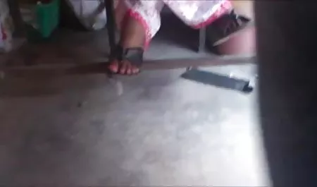 एक गुलाबी सोफे पर एक tanned महिला का हिंदी फिल्म हिंदी फिल्म सेक्सी हस्तमैथुन