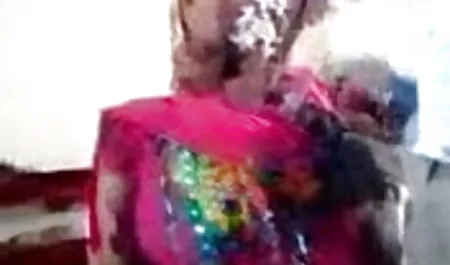 चश्मे में सौंदर्य एक बड़े थरथानेवाला हिंदी सेक्सी फिल्म देखने वाली के साथ उसकी बिल्ली को अपमानित किया