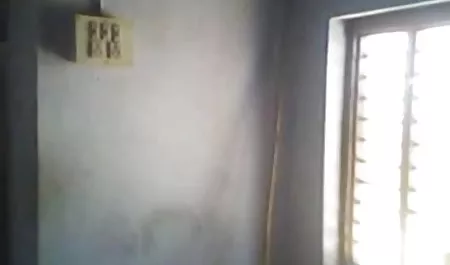 चमकदार तकियों बॉलीवुड सेक्सी हिंदी मूवी पर एक सुंदर लड़की का सोलो