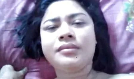 लाल सोफा पर टैटू में लड़की फिल्म सेक्सी वीडियो में