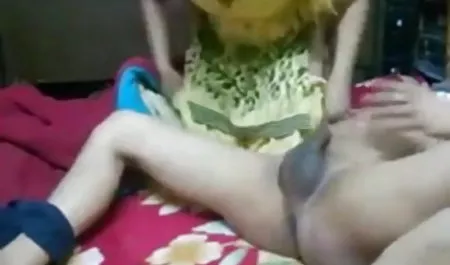 एक आदमी के दूध देने वाले सदस्य को गले लगाया हिंदी सेक्सी हिंदी सेक्सी फिल्म