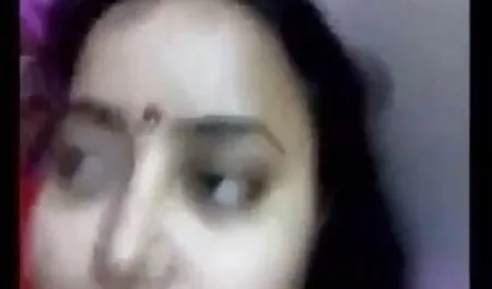 बड़े स्तन के साथ हॉट कैरोलिना गुलाबी डिल्डो द्वारा खेला जाता सेक्स फिल्म बफ है