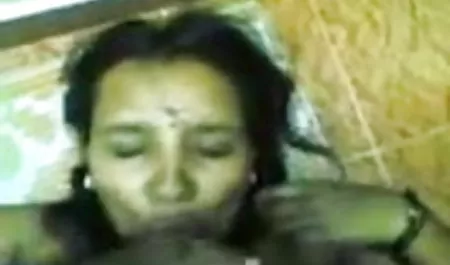ब्यूटी ने सेक्स फिल्म सेक्सी फिल्म सेक्सी फिल्म उसकी चूत को सोफे पर सहलाया