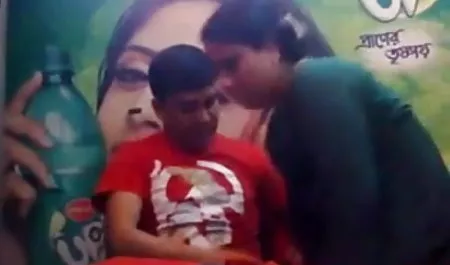 नत्सुमी मित्सु उसकी चूत सेक्सी मूवी बीपी वीडियो के साथ एक नारंगी डिल्डो के साथ खेलती है