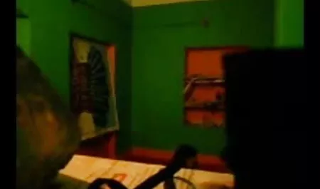 एक सेक्सी श्यामला के वव सेक्स फिल्म साथ सोफे पर
