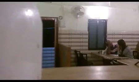 एक टैटू के साथ गोरा हिंदी फिल्म वीडियो में सेक्सी और लड़का