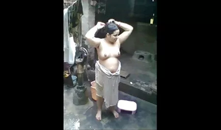 उसकी चूत उत्तेजित है और चाहती मद्रासी पिक्चर सेक्सी है!