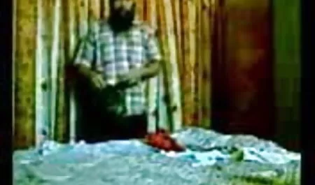 सुंदर श्यामला हाथ और सेक्सी फिल्में बीएफ हिंदी में गले के साथ काम करती है