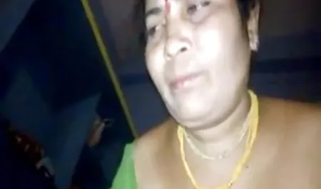 परिपक्व महिला एक युवा गोरा सेक्सी वीडियो फिल्म के साथ के साथ छेड़खानी करता है