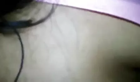 पति एक काले आदमी को अपनी पत्नी को हिंदी फिल्म मूवी सेक्सी चोदते हुए देखता है