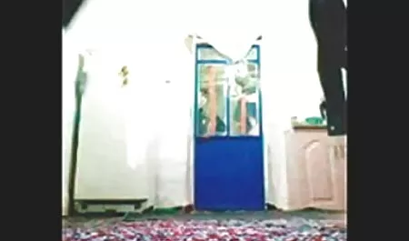 एक विशाल सफेद सेक्सी फिल्म हिंदी सेक्सी सोफे पर त्रिगुट