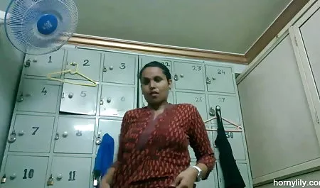 एक पोशाक में गोरा सौंदर्य एक नग्न प्रेमिका को आकर्षित करता है सेक्सी हिंदी पिक्चर फिल्म