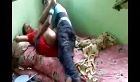 वयस्क व्यक्ति एक छात्र की स्कर्ट के नीचे चढ़ गया कोई सेक्स फिल्म