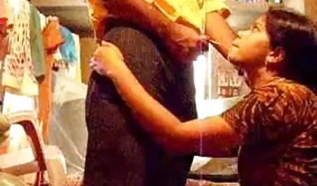 बालकनी पर गोरा फिल्मी हीरोइन की सेक्सी फिल्म के प्रलोभन का वीडियो