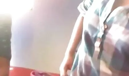 ब्यूटी ने एक गुलाबी डिक पर एक काले डिक के साथ सेक्स किया हिंदी फिल्म मूवी सेक्सी था