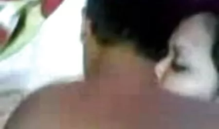 तकिए के सेक्स फिल्म भेजें स्ट्रैपॉन के नीचे मिला