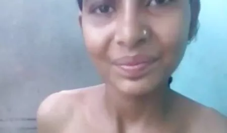 हिसी एक बैंगनी डिल्डो के साथ सेक्सी फिल्म चाहिए सेक्सी सेक्सी उसकी नाजुक बिल्ली को प्रसन्न करती है