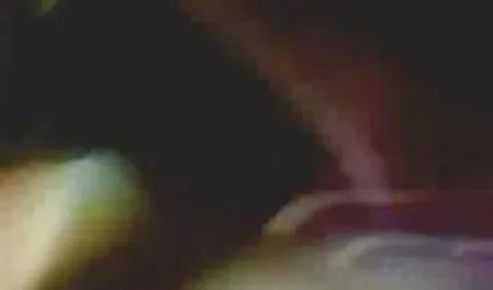 नकाबपोश लोगों ने एक श्यामला भीड़ के साथ हिंदी फिल्म वीडियो में सेक्सी बलात्कार किया